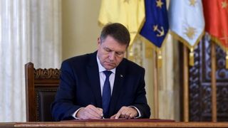 Vesti bune pentru elevi si profesori! Klaus Iohannis a promulgat LEGEA