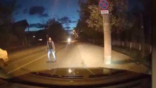 Scene halucinante la Iasi! A iesit in mijlocul strazii, rupt de beat, si a inceput sa zbiere si sa loveasca masinile!