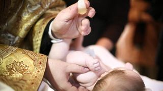 Tragedie pentru o familie din Neamt! Bebelusul lor a murit chiar in ziua in care a fost botezat