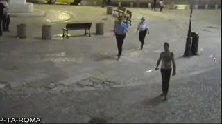 Momente de panica in Centrul Vechi al Capitalei! Un barbat a intrat cu o sabie printre cafenele, iar ce a urmat e demn de filmele politiste!