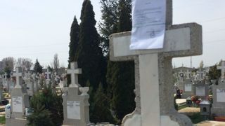 Caz incredibil intr-un cimitir din Constanta! Pe cruci au aparut notificari de plata a taxei anuale!