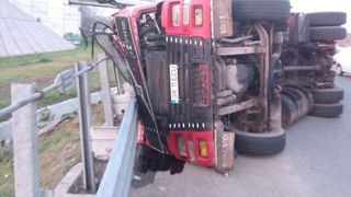 Accident grav la intrare in portul Constanta! Un TIR s-a rasturnat si soferul este incarcerat