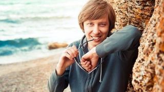 Barbatul impuscat si abandonat pe un camp din Bistrita, jefuit de angajatii spitalului. I-au furat 12.000 de euro