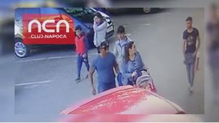 Trei romi au inconjurat o mama care isi plimba copilul, iar ce a urmat apoi este revoltator! Camerele de supraveghere din Cluj  Napoca au surprins totul