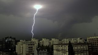 Anuntul meteorologilor: Temperaturi de vara cu averse si descarcari electrice. Cum va fi vremea in urmatoarele zile