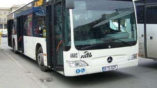 Un tatic se pregatea sa urce cu bebelusul lui intr-un autobuz RATB. Ce-a putut sa faca soferul autobuzului!