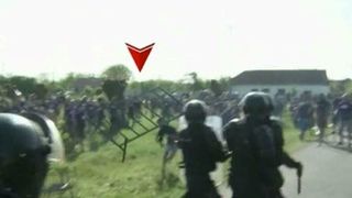 Rafuieli intre jandarmi si suporteri in timpul unui meci din liga a doua! Mascatii i-au alergat pe ultrasi pe camp! "De ce dati? Stai, ma!"