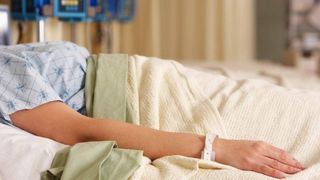 Putea sa ramana paralizata dupa ce i-a cazut un caine in cap! Cum a fost posibil asa ceva!