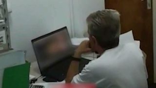 Inspector ANAF, prins uitandu-se la filme pentru adulti in Primaria din Mioveni! In tot acest timp, oamenii stateau la coada in fata ghiseului!