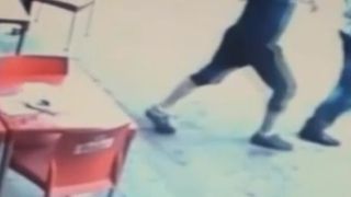 Imagini care va pot afecta emotional! Ce i-au facut doi tineri unui batran. S-a intamplat la o terasa din Arges