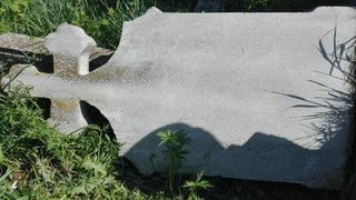 Incredibil. Un baietel de 8 ani a fost strivit de o cruce de piatra din cimitir, dupa ce a lasat flori la mormantul fratiorului sau.