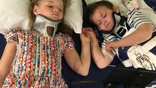 Imaginile care te emotioneaza pana la lacrimi! Doi frati orfani, se vad prima data de la accidentul de masina in care parintii lor au murit!