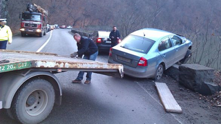 Accident grav in Bistrita Nasaud. Un stalp de electricitate a facut praf o masina si 7 oameni sunt raniti.