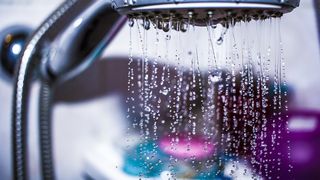 Un barbat a murit dupa ce s-a electrocutat in timp ce facea dus.