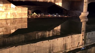 Mizeria din Dambovita distruge amintirea Micului Paris. In cea mai importanta zona turistica a Capitalei, raul este plin de gunoaie. Gabriela Firea e revoltata ca nu are puterea sa ia masuri.