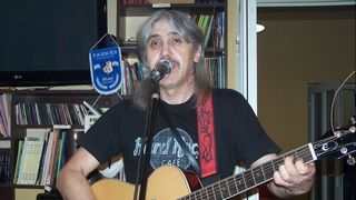 Lumea muzicii folk a mai pierdut o stea! Indragitul cantaret a murit la 47 de ani!