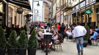 In timp ce romanii dau navala pe litoral si la munte, strainii vin in numar mare in Bucuresti! "E un oras total diferit fata de restul oraselor din Europa"