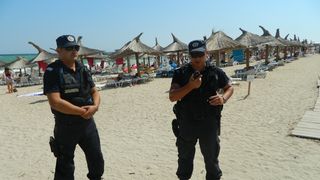 Jandarmii au facut prapad printre tinerii veniti la mare de 1 mai! Au fost gasite asupra lor zeci de game de droguri!