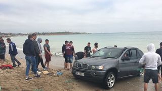 Prostia se plateste! Un sofer care a ramas blocat cu jeep-ul in mare la Vama Veche risca o amenda usturatoare!