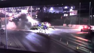 Imagini spectaculoase! Un bucurestean a "zburat" peste un sens giratoriu cu masina!