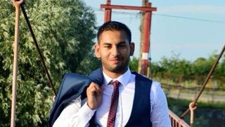 El este adolescentul care a zburat prin parbriz, dupa ce a izbit un cap de pod si a daramat un stalp. Sergiu a murit pe loc!