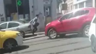 Tupeu de sofer! A luat pe capota un minor, fix pe trecerea de pietoni, pentru ca ar fi traversat prea incet! Ce risca barbatul care se afla la volan!