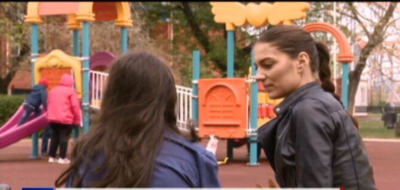 Fetita acum, pentru prima data in parc (captura Pro TV)