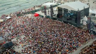 Ce sume impresionante s-au incasat in minivacanta de 1 Mai in cluburile din Mamaia! Note de plata impresionante si incasari fabuloase! Romanii se plang ca n-au bani, dar in trei zile s-a cheltuit ENORM