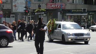 Politistul Bogdan Dumitrescu, care a murit dupa ce a fost impuscat in cap de iubita, a fost inmormantat azi cu onoruri militare