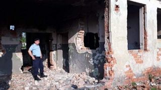 Momente dramatice! Estera, copila de cinci ani violata si ucisa in Baia Mare a fost condusa pe ultimul drum! Incredibil cum a fost inmormantata fetita!