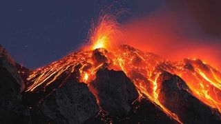 Mii de persoane fug din calea lavei dupa ce unul dintre cei mai activi vulcani din regiune a erupt! S-a declarat stare de urgenta!