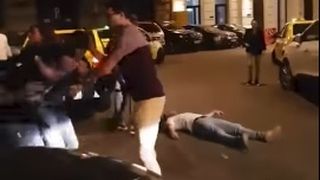 Scene socante in Centrul Vechi al Capitalei! Bataie ca in vestul salbatic: Doi tineri lasati inconstienti pe asfalt