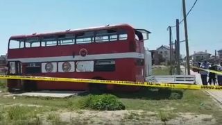 Imagini CUTREMURATOARE! Un barbat a fost ucis in bataie de un grup de tineri. Cine era el si de ce au facut asta