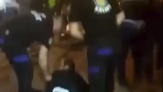 Clipe de groaza in Eforie Nord! Agentii de interventie, atacati cu drujba si cutite. Imagini socante surprinse la locul scandalului