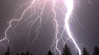 Vremea rea face prapad! Un tata si fiica sa de 2 ani au murit dupa ce au fost loviti de fulger