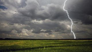 Meteorologii au actualizat PROGNOZA! Furtunile si ploile fac ravagii in tara. Care sunt zonele vizate