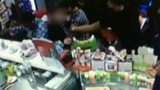 Un roman a devenit erou in Roma! Ce a putut sa faca dupa ce a fost batut si i-a fost vandalizat barul de catre membrii unui clan mafiot! Toata lumea l-a aplaudat!