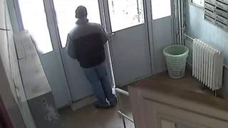 Soc! O fetita a fost agresata de un pedofil in scara unui bloc din Bucuresti