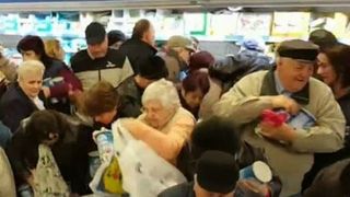 Clientii unui supermarket din Prahova au "turbat" din cauza branzei la reducere! Imagini uluitoare!