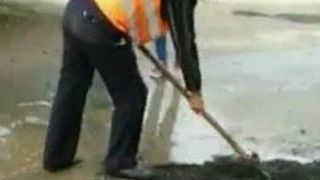 Asfalt turnat direct in balti! Imagini revoltatoare surprinse pe strazile unui oras din Romania!