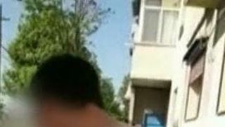 Imagini halucinante surprinse in spatele unui bloc din Mangalia! Tinerii se drogheaza fara rusine, in toiul zilei!