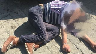 A observat un barbat intins pe jos in centrul Bucurestiului. Cand s-a apropiat de el a ramas SOCATA. Toti ceilalti se uitau nepasatori