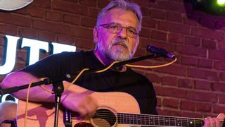 Veste excelenta pentru cantaretul care sufera de cancer cu metastaze! In doar 10 zile, pentru Adrian Berinde s-au strans 40.000 din cei 50.000 de euro necesari operatiei si tratamentului!