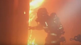 Incendiu de proportii la Buzau! Totul a fost cuprins de flacari, vietile a zeci de oameni fiind puse in pericol!