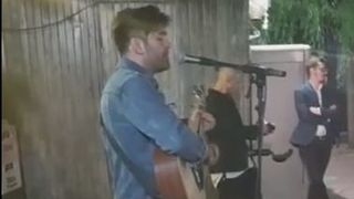 El este &ldquo;anonimul&rdquo; pe care actrita Natalie Ester l-a facut celebru! Canta mai bine decat multi artisti titrati si cu state vechi!