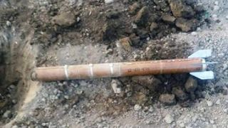 O familie din Botosani a avut o surpriza de proportii! In curtea lor a aterizat o racheta! Oamenii s-au speriat ingrozitor: "A bubuit"!