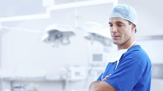 Incredibil! Neatentia medicilor l-a costat scump pe un bolnav de cancer la plaman! Si-a facut o tomografie, dar rezultatul a fost uluitor!