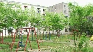 Majoritatea locurilor de joaca pentru copii sunt un adevarat pericol! In timp ce autoritatile nu fac nimic pentru a le reabilita, tot mai multi copii isi risca viata!