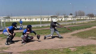 Mai buni ca americanii! Echipa nationala de baseball a Romaniei a invins echipa militarilor de la baza Kogalniceanu! Gica Hagi a dat lovitura de start!