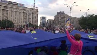 Mii de oameni protesteaza in Piata Victoriei! Jandarmii au facut cordon in jurul manifestantilor! Proteste de amploare si in restul tarii!